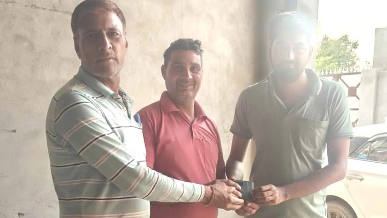 Honesty: नगदी से भरा पर्स लौटाकर दिखाई ईमानदारी