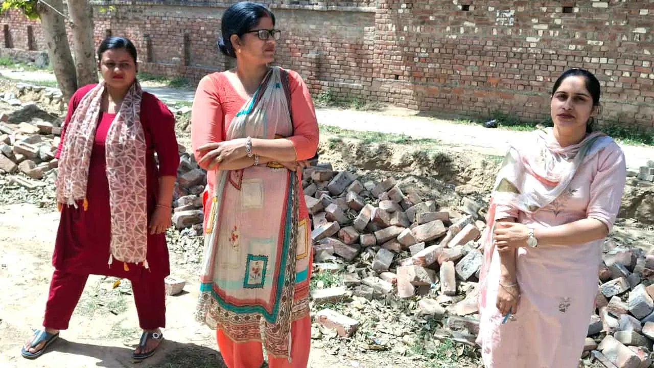 जाखल गांव की बाजीगर बस्ती स्थित उपस्वास्थ्य केंद्र में स्वास्थ्य कर्मियों ने अपनी सेवाएं बहाल की