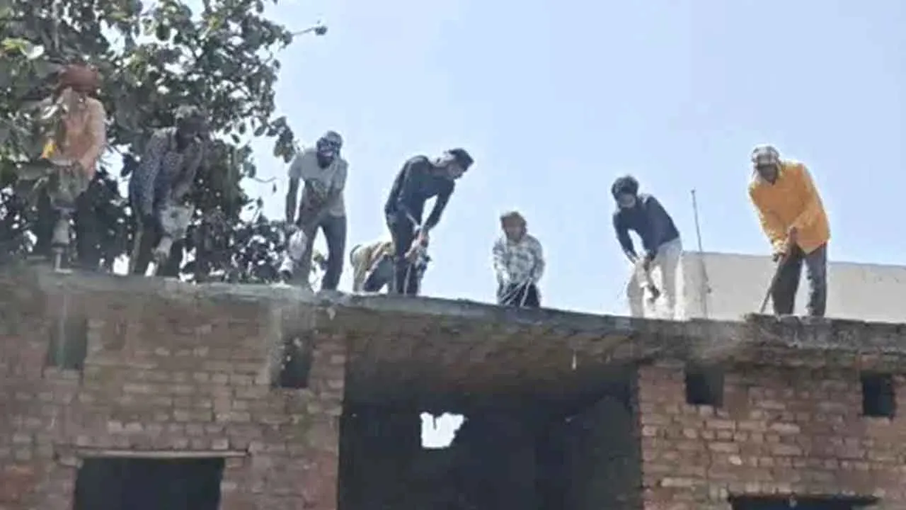 ड्रग तस्कर के अवैध निर्माण को ध्वस्त किया