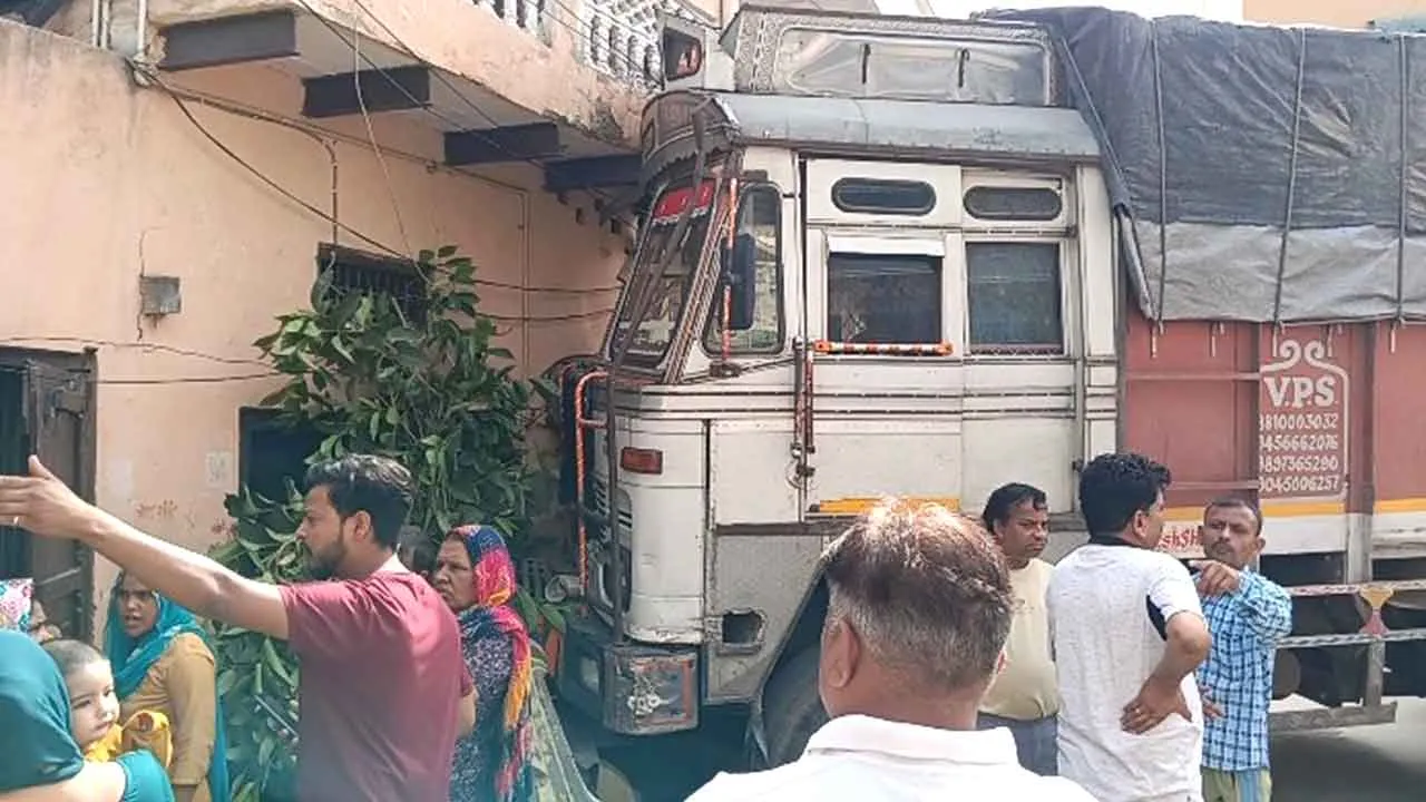 Jhajjar Road Accident: मकान में घुसा ट्रक, महिला घायल, चालक फरार