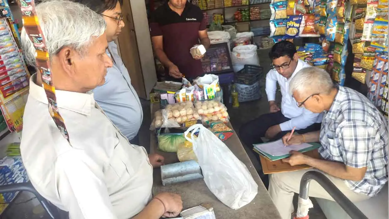 Kuttu Ka Atta: सीएम फ्लाइंग ने शहर में छापेमारी कर भरे कुट्टू आटे के सैंपल