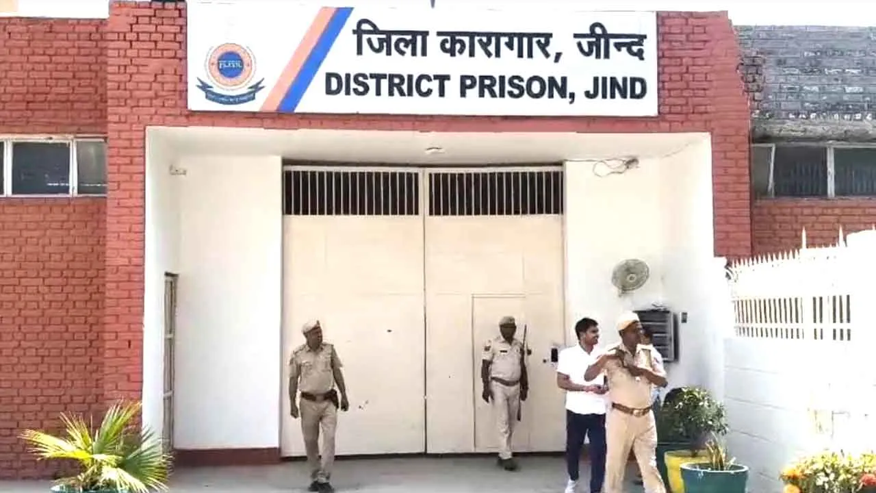 Suspended: जिला कारागार के 2 सुरक्षा कर्मी सस्पेंड