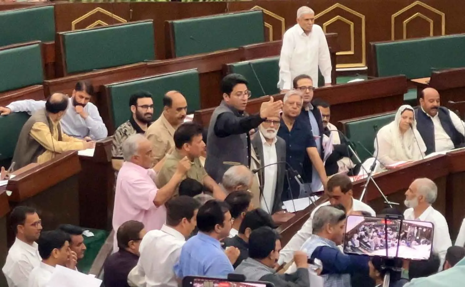 Jammu and Kashmir Assembly: जम्मू-कश्मीर विधानसभा में वक्फ कानून को लेकर घमासान!