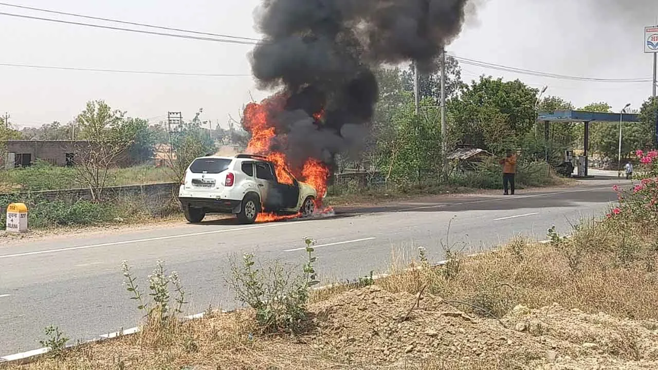 Fire: जुलाना में कार में अचानक लगी आग