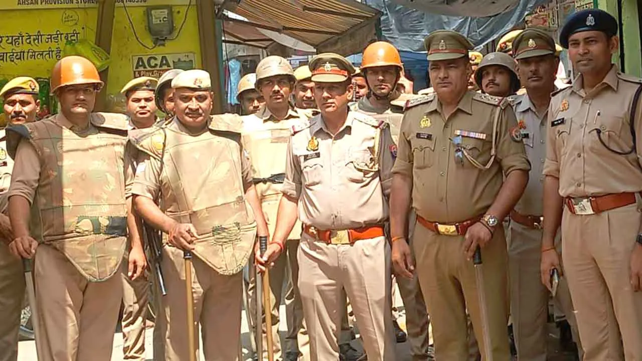 जुमे की नमाज के मद्देनजर पीएसी बल के साथ निकाला पैदल मार्च