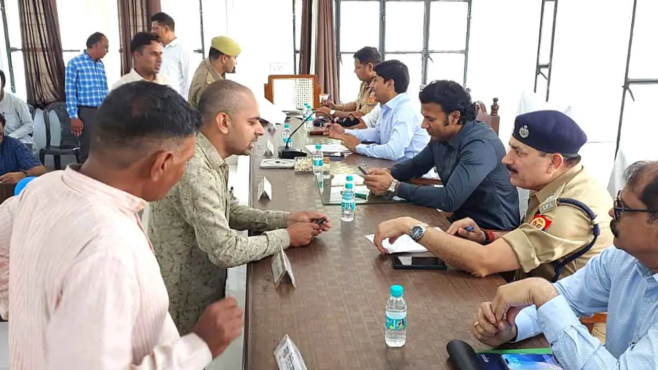 समाधान दिवस में डीएम-एसपी ने सुनी जनसमस्याएं, 35 में से पांच निस्तारित