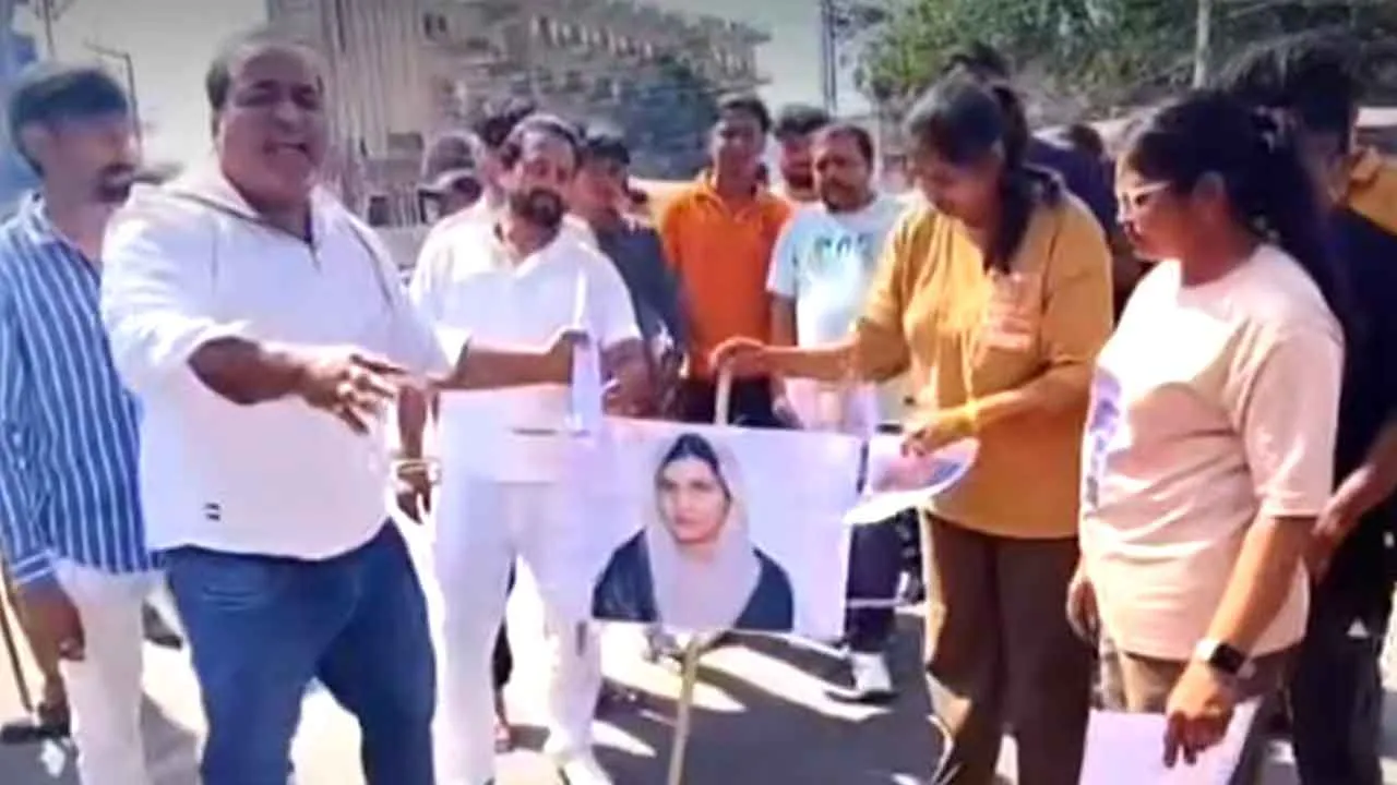 देहरादून में कैराना सांसद के बयान का विरोध, पोस्टर फूंका
