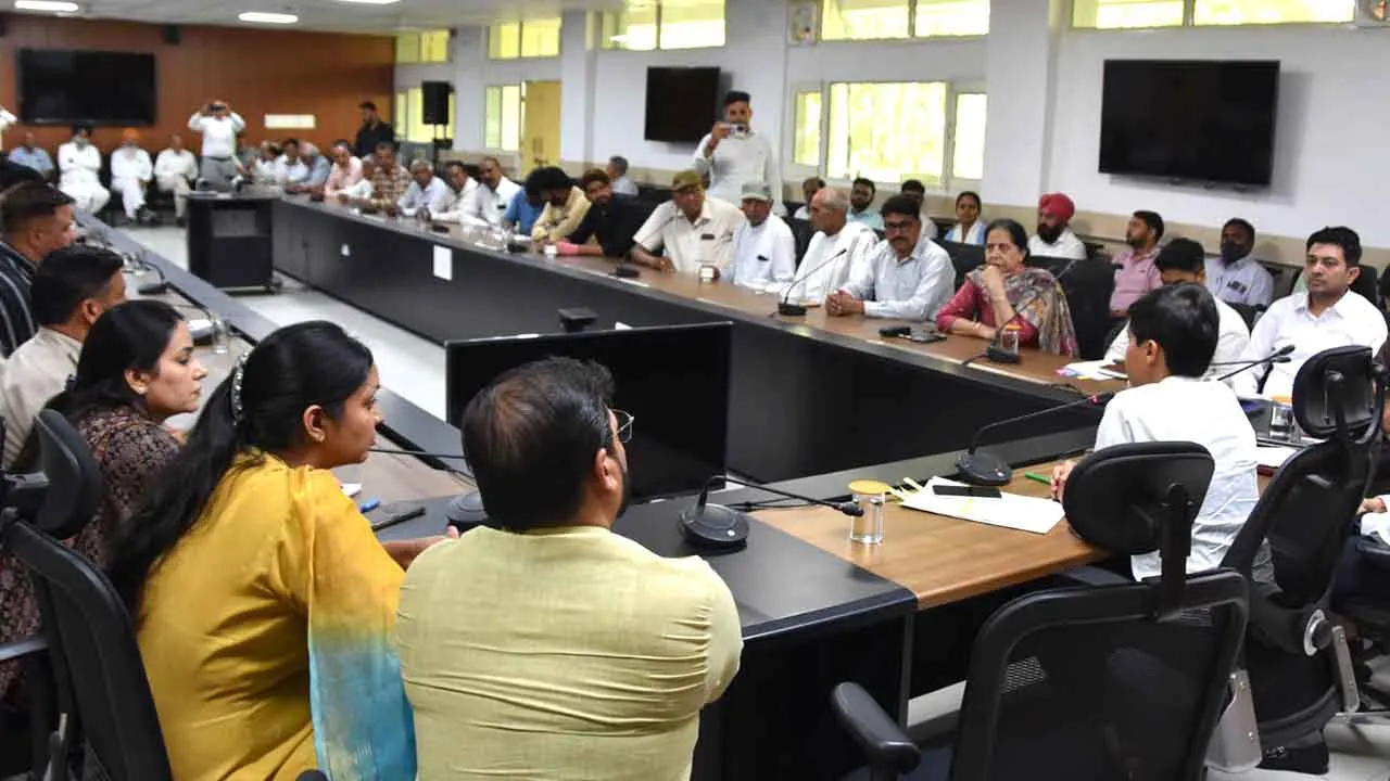 पहलगाम में हुए आतंकी हमले को लेकर जिला प्रशासन अलर्ट: बैठक आयोजित कर शांति व्यवस्था बनाए रखने का दिया संदेश
