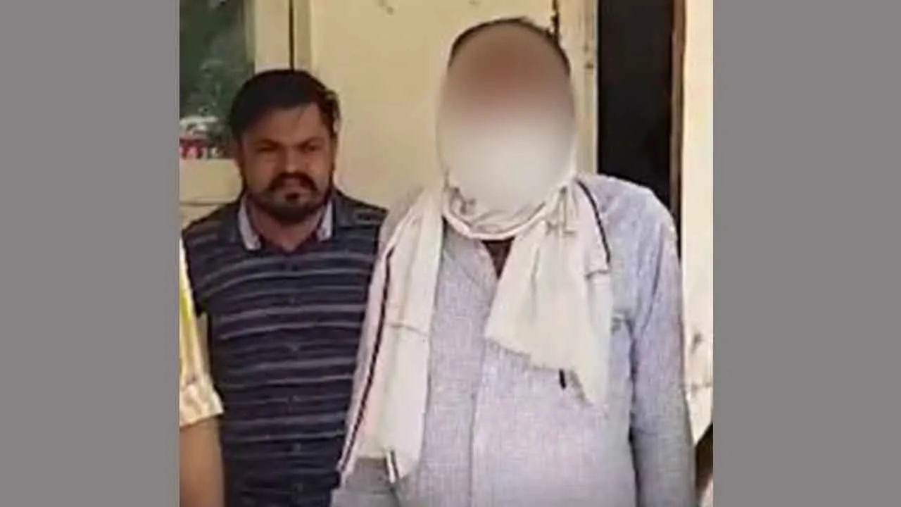 Bribe: एसीबी ने एक लाख रूपये की रिश्वत मांगने वाले सब इंस्पेक्टर को दबोचा