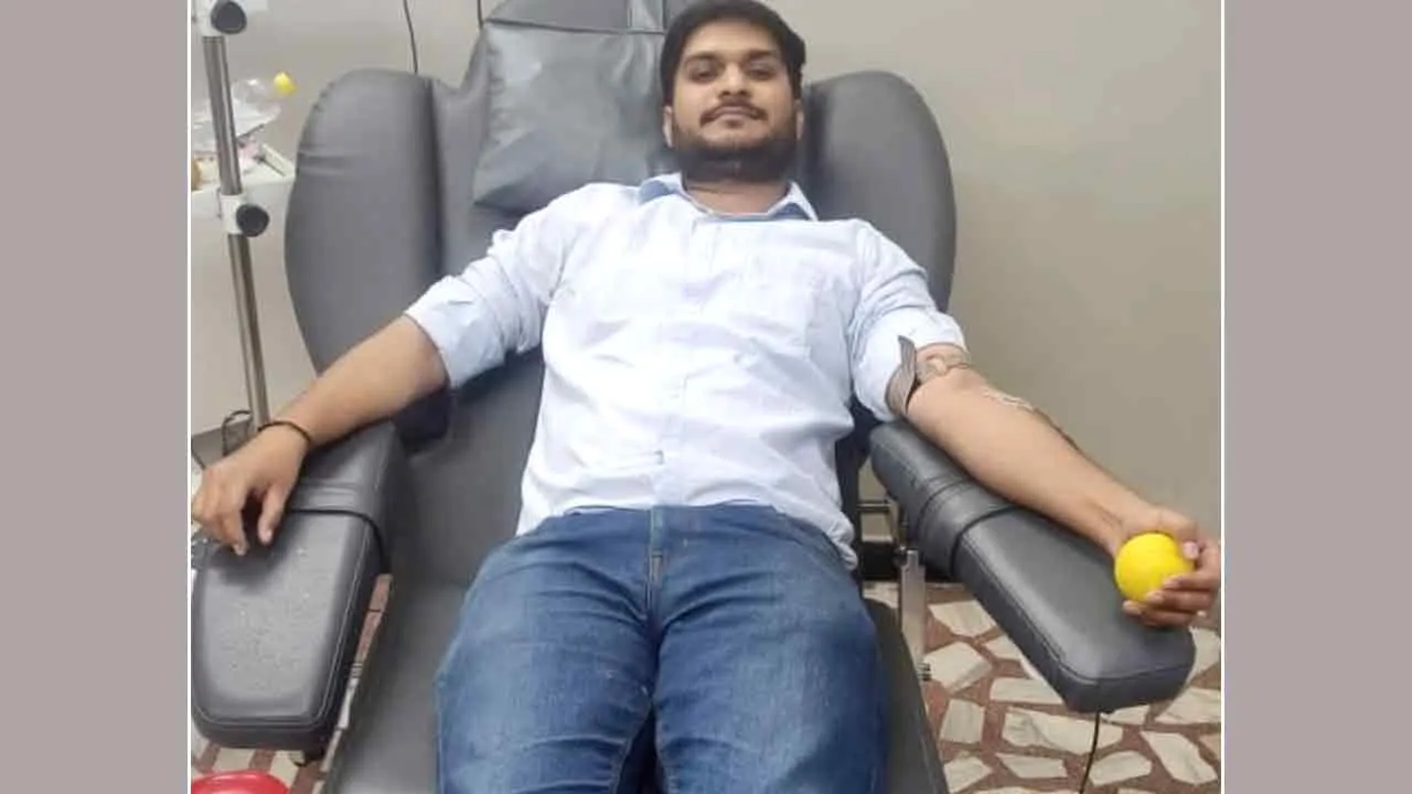गुरु मंत्र माह में रजत ने रक्तदान कर किया नेक कार्य