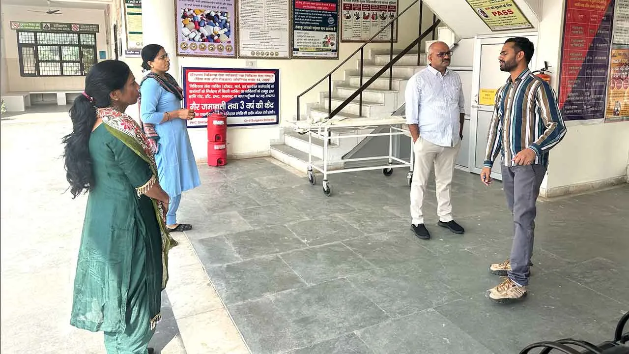 एसडीएम ने किया पीएचसी का औचक निरीक्षण, डाक्टर समेत चार कर्मचारी मिले ड्यूटी से नदारद