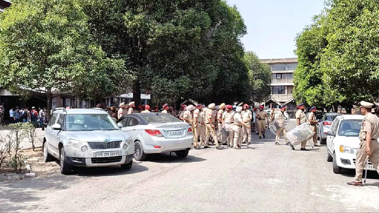 Punjab Agricultural University: पुलिस छावनी में बदली पीएयू, विरोधियों ने वीसी सहित सरकार पर कसा राजनीतिक तंज