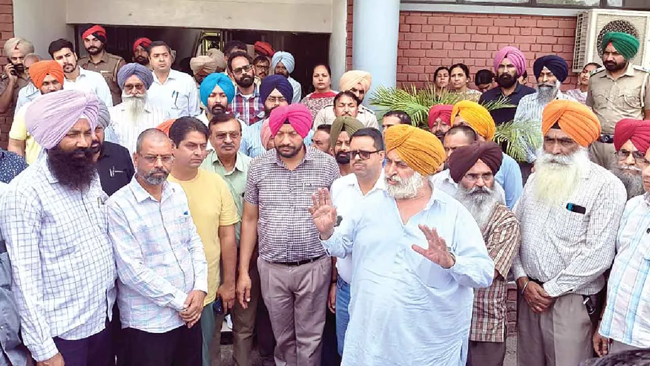 PAU: धरने पर बैठने से पहले ही पीएयू कर्मी पुलिस हिरासत में