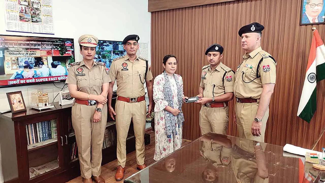 हैलो, आपका फोन मिल गया, आकर ले जाओ