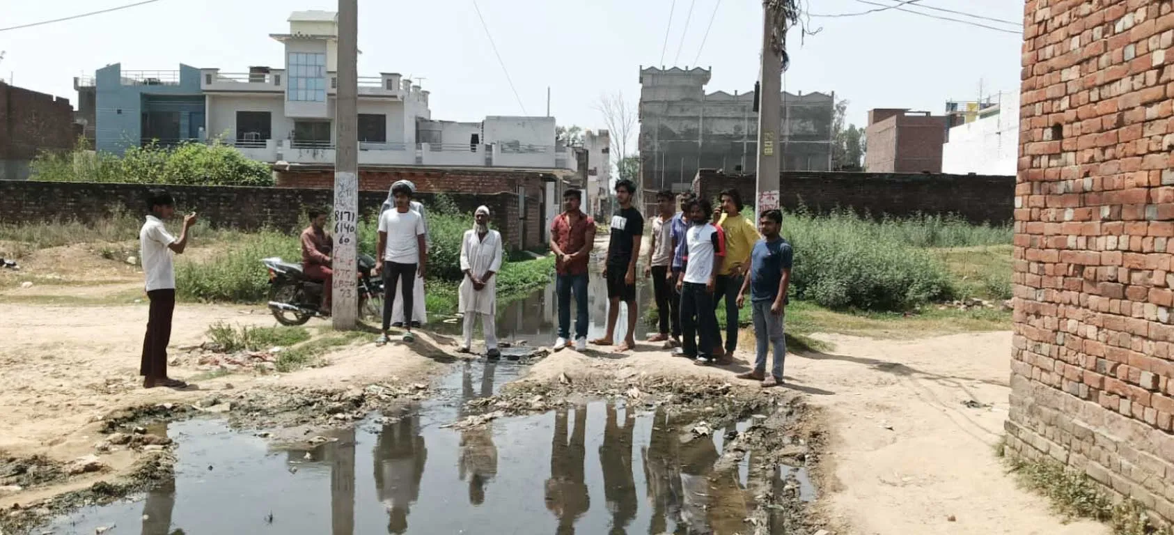 मुंतजिर कॉलोनी जलभराव की चपेट में, नागरिकों ने उपजिलाधिकारी से इस समस्या से निजात दिलाने की मांग की