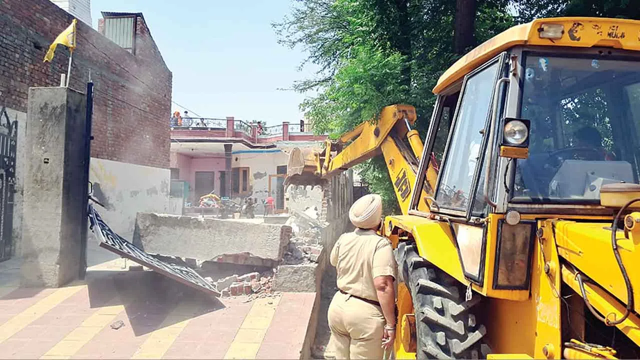 Bulldozer: गांव दौलेवाला में 4 नशा तस्करों के घरों पर चला पीला पंजा, कई मामले दर्ज