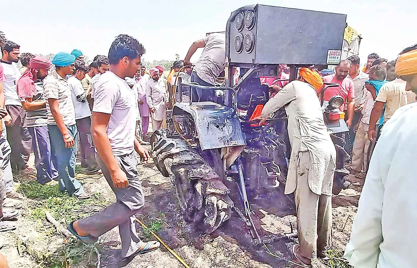 रोड़ी में 10 एकड़ में फसल जली, ट्रैक्टर भी आया चपेट में