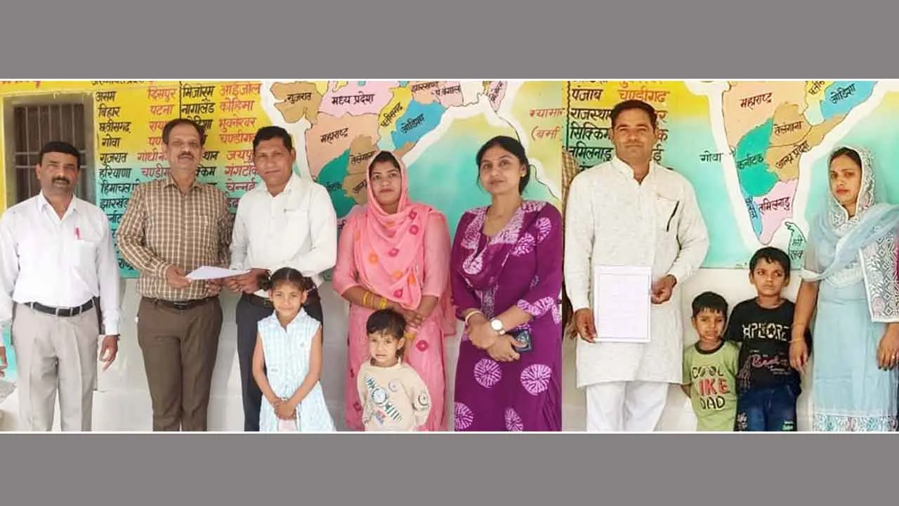 तैमूरपुर गांव के पूर्व व वर्तमान सरपंच ने बच्चों का सरकारी स्कूलों में दाखिला कराकर पेश की मिसाल