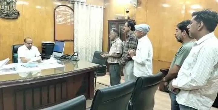 उड़ती धूल-मिट्टी से दुकानदार परेशान, सांस लेना मुश्किल