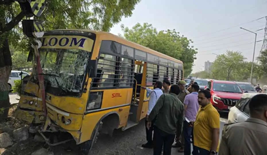 Noida School Bus Accident: स्कूली बस अनियंत्रित होकर पेड़ से टकराई, मचा हाहाकार