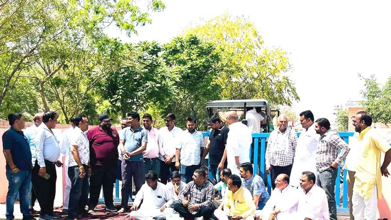 आढ़तियों ने कपास मंडी के गेट पर जड़ा ताला, दिया धरना
