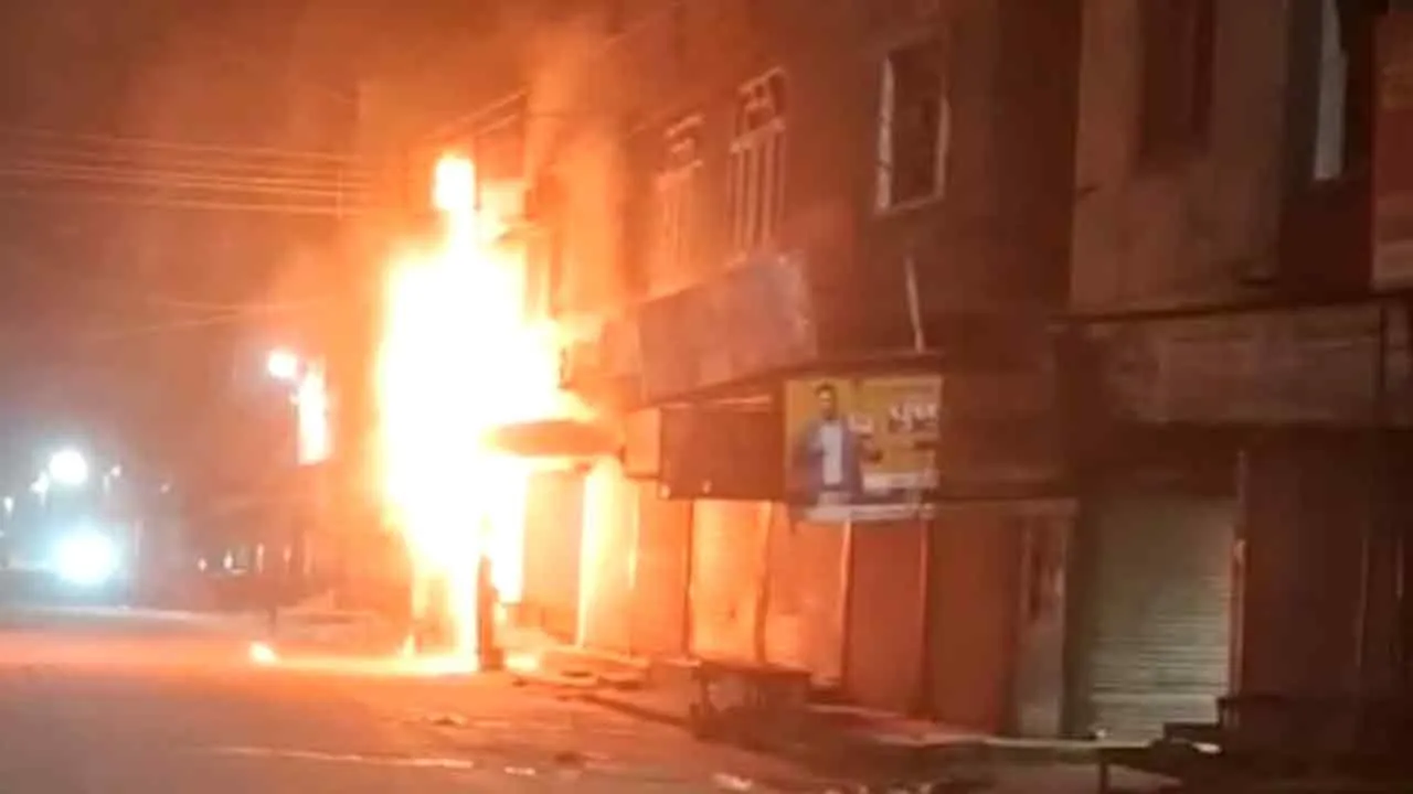 Fire: आगजनी से घिरा बिजली पोल, पोल पर लगे मीटर जले