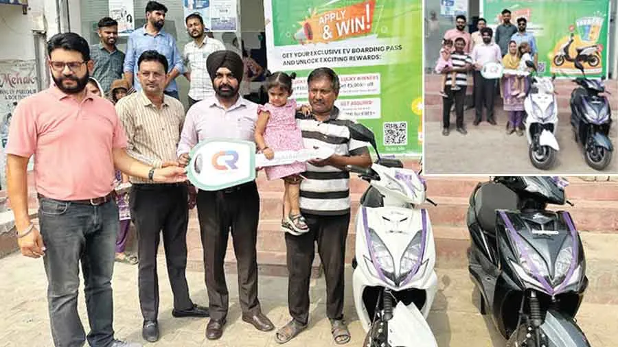 क्रैडफिन ने 100 रु. में दो लोगों को बनाया इलैक्ट्रिक स्कूटी का मालिक