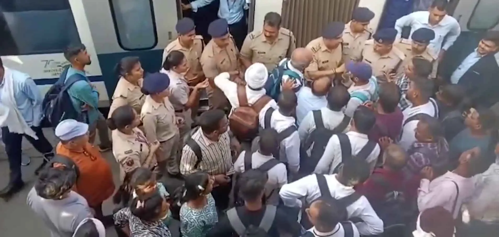 Ambala Cantt: अंबाला कैंट रेलवे स्टेशन पर यात्रियों ने रोकी वंदे भारत एक्सप्रेस