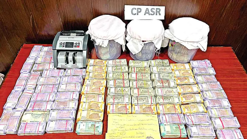 अमृतसर में हेरोइन, ड्रग मनी के साथ तीन लोग गिरफ्तार