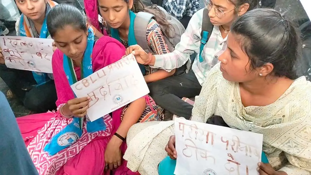 रिजल्ट में जीरो नंबर देने पर यूनिवर्सिटी छात्रों ने किया प्रदर्शन, खून से लिखा पत्र