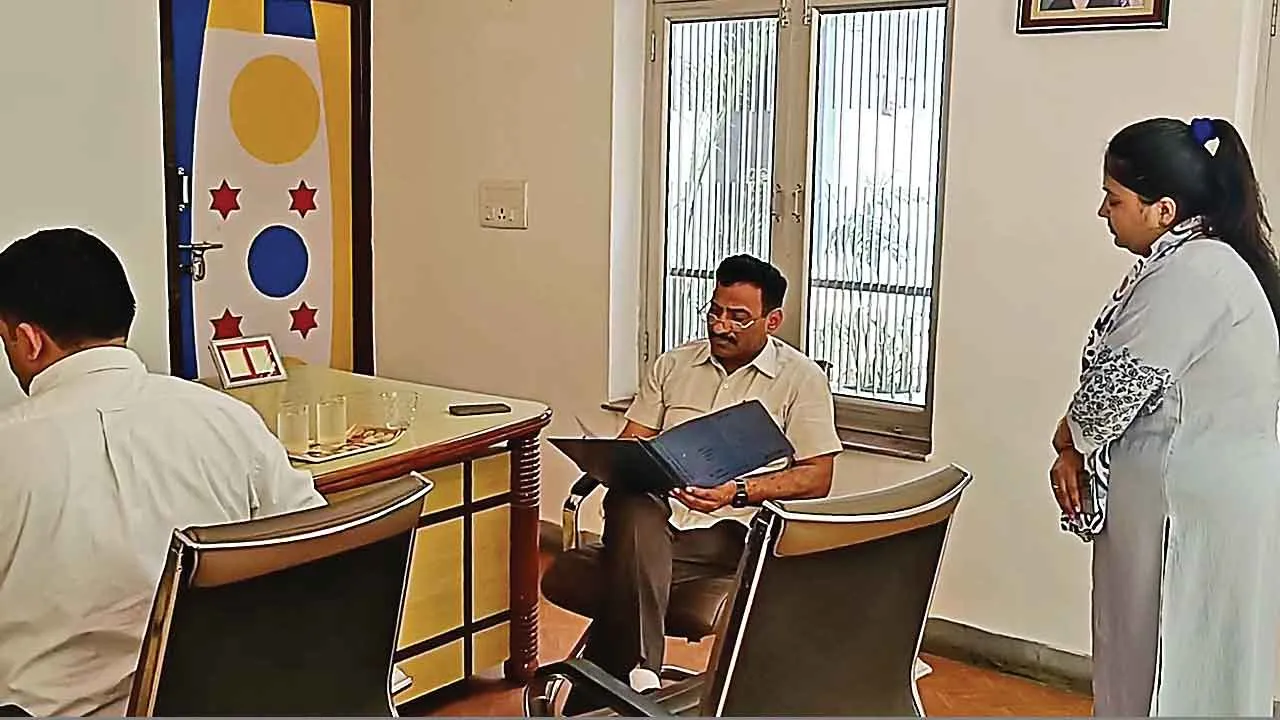 भिवानी में शिक्षा अधिकारी ने की छापेमारी, 7 विद्यालयों का रिकार्ड जांचा