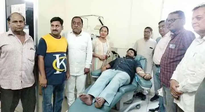 Blood Donation: पुण्यतिथि पर रक्तदान कर दी श्रद्धांजलि