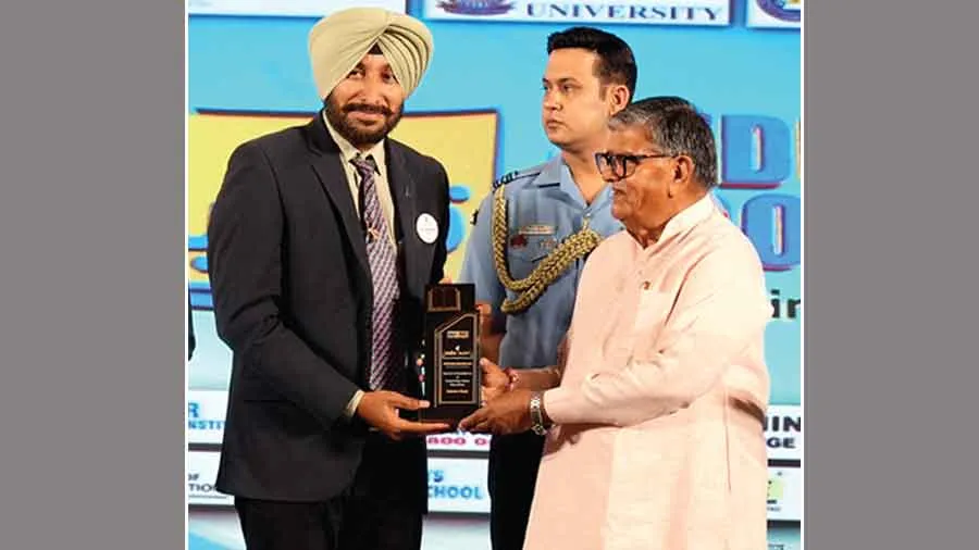 Award of Excellence: अध्यापक राजेन्द्र सिंह इन्सां ‘अवार्ड ऑफ एक्सीलैंस’ से सम्मानित