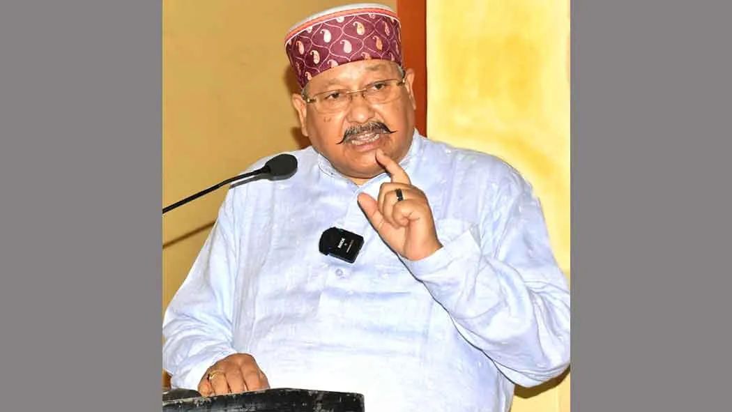 भारत से हारने की खुशी में मुनीर को पाक ने पहनाया हार: महाराज