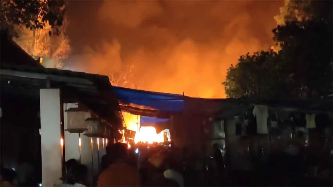 Delhi Haat Fire: दिल्ली हाट में भीषण आग से अफरातफरी, मौके पर पहुंची दमकल विभाग की कई गाड़ियाँ