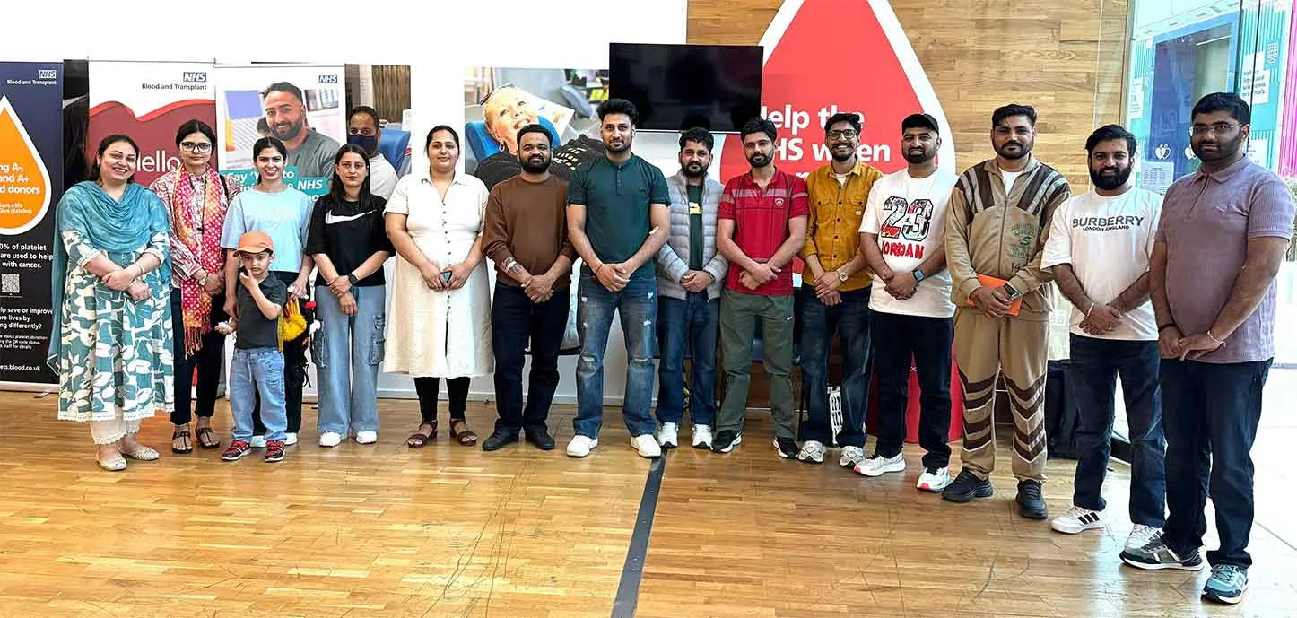 England: डेरा सच्चा सौदा के स्थापना माह की ख़ुशी में दूसरों का जीवन बचाने के लिए इंग्लैंड की साध संगत ने किया रक्तदान