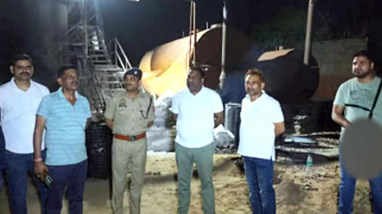 एसटीएफ टीम ने शिकोहाबाद में इंडस्ट्रियल एरिया से काले तेल का पकड़ा कारोबार