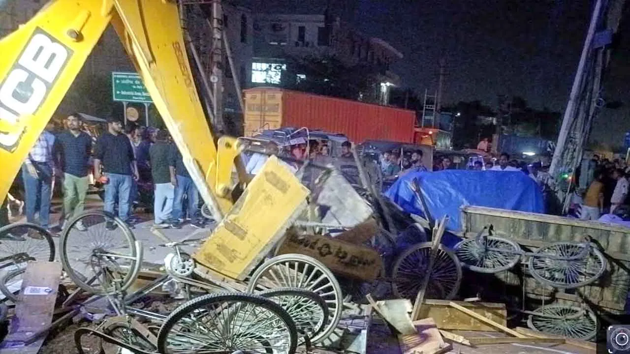आरएस बाठ के पीले पंजे ने रेहड़ियों को रास्ते से हटाया