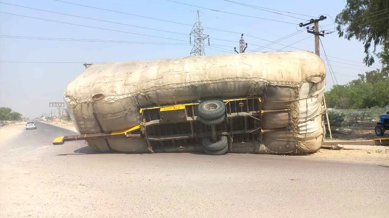 Road Accident: ग्रेफ चौराहे पर पलटी तूड़ी से भरी ट्रॉली