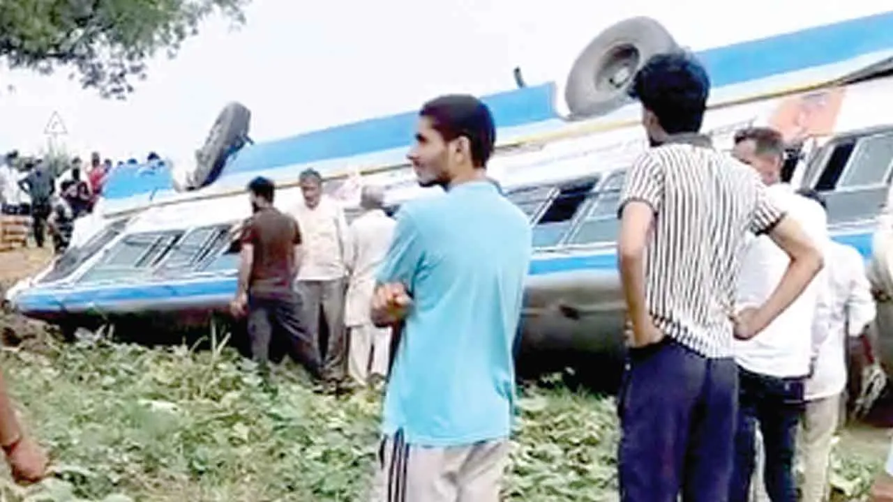 Roadways Bus Accident: रोडवेज बस पलटी, एक छात्र की मौत, कई छात्राएं घायल