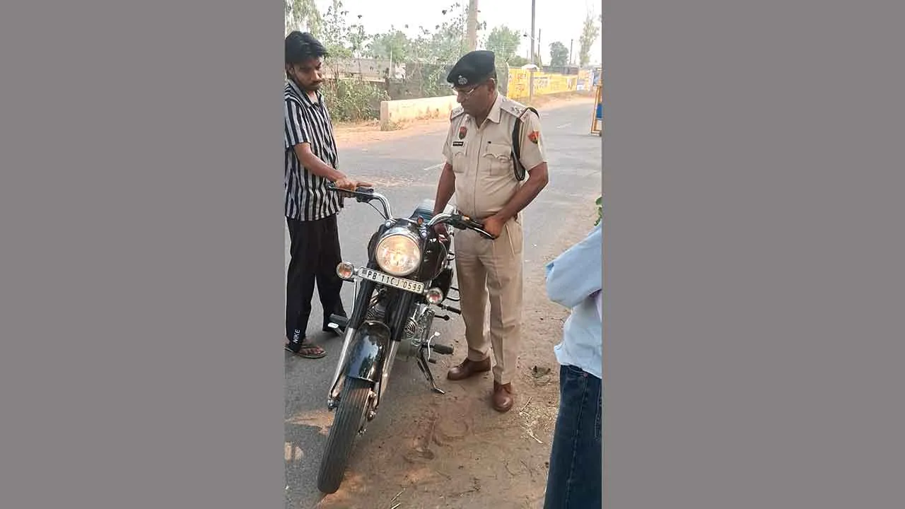 Traffic Challan: मनचलों को बुलेट पटाखा बजाना पड़ा महंगा
