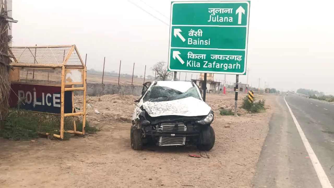 Road Accident: अनयिंत्रित होकर डिवाइडर से टकराई कार, एक की मौत, तीन घायल