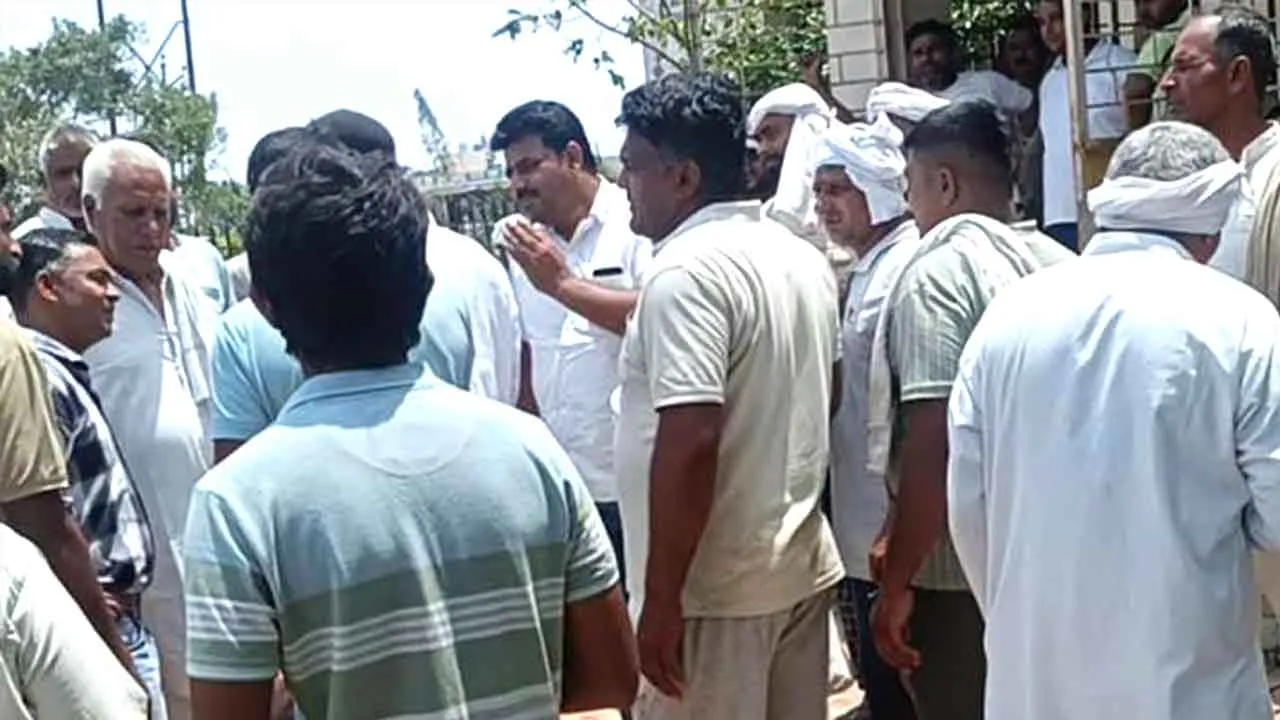 पंजीठ बिजलीघर पर भाकियू पदाधिकारियों व किसानों का हल्लाबोल