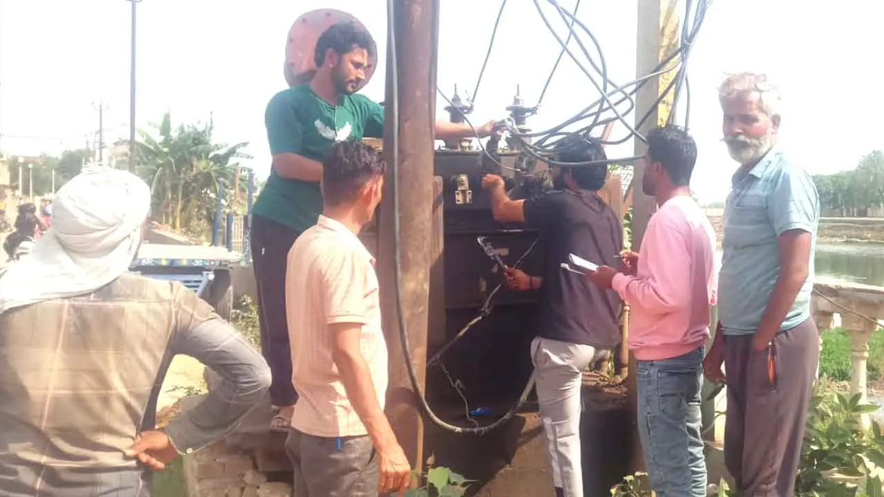 ट्रांसफॉर्मर में आई तकनीकी खराबी को किया दुरुस्त