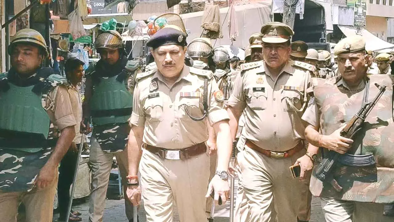एसपी ने पुलिस व पीएसी बल के साथ किया पैदल मार्च