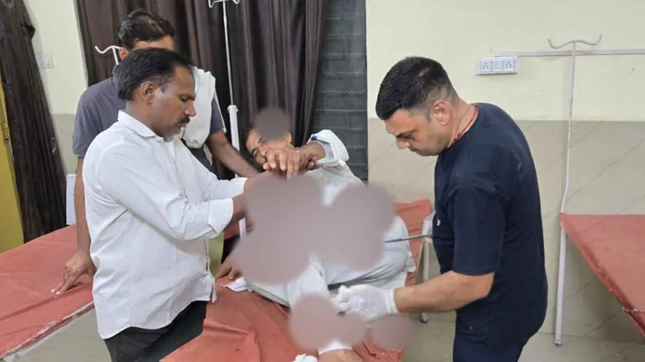 बाइक से पटाखा छोड़ने का विरोध करने पर ग्रामीण पर हमला, गम्भीर