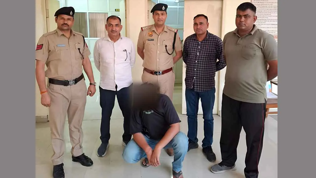 गिफ्ट वाउचर देने के नाम पर साढ़े 14 लाख रुपए ठगने वाला दो दिन के रिमांड पर