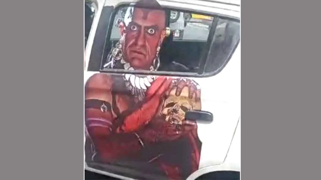 Amrish Puri Poster: ऑल्टो की पूरी खिड़की पर लगा था अमरीश पुरी का पोस्टर, पुलिस ने उतरवाकर किया चालान