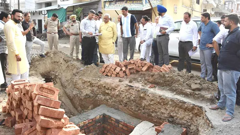 मंत्री ने काम में लापरवाही मिलने पर एसडीओ एवं जेई को किया चार्जशीट