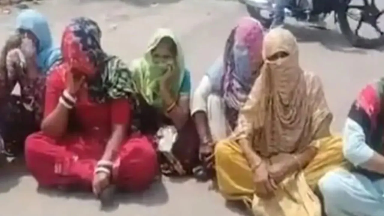 कूड़े के उठान नहीं हुआ तो महिलाओं ने लगाया जाम, डेढ़ घंटे तक लगे जाम से वाहनों की लगी रही लंबी कतारें